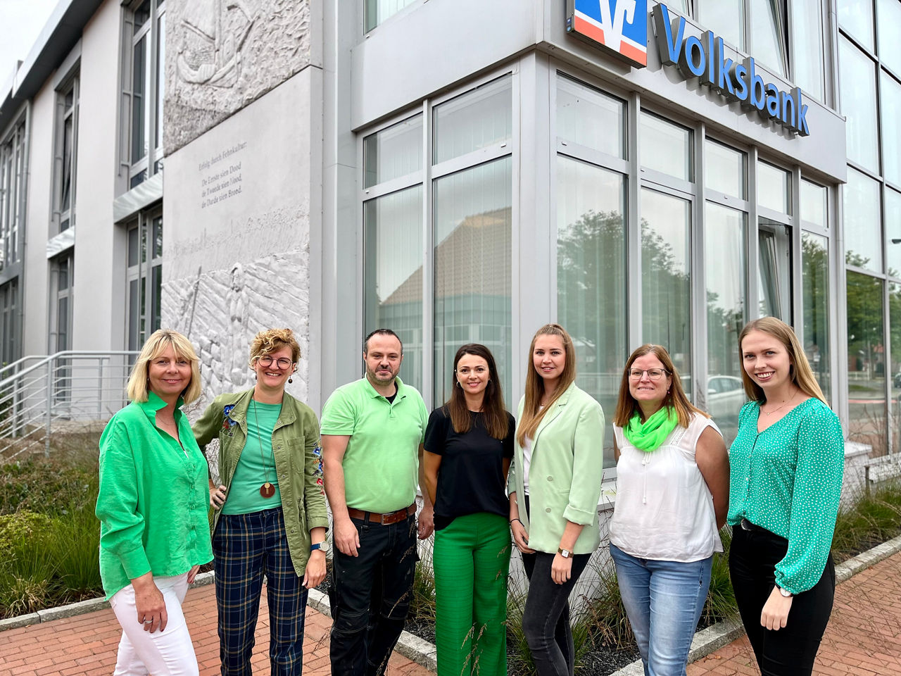 Mitarbeiterinnen und Mitarbeiter des Team Green der Volksbank Westrhauderfehn 