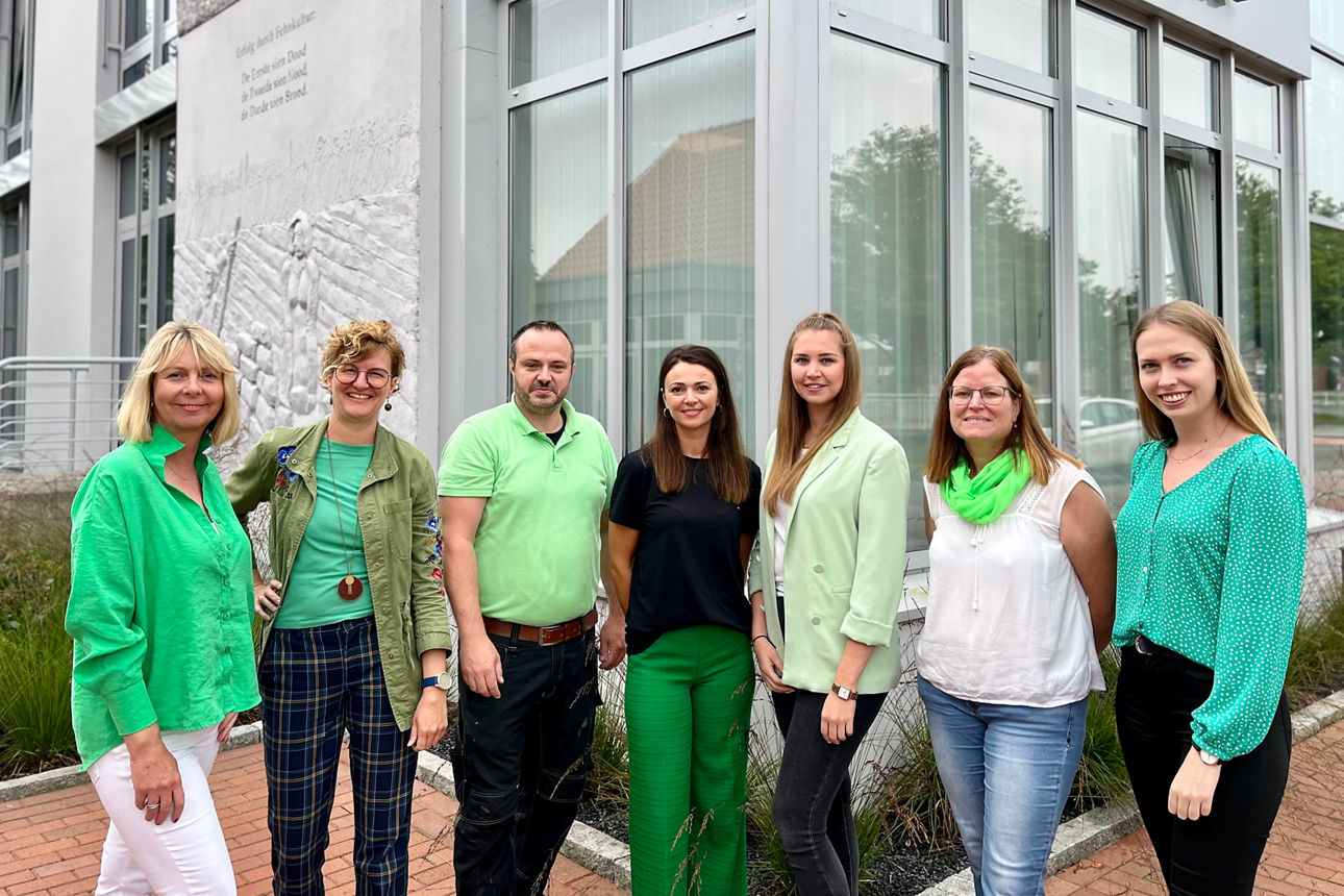 Mitarbeiterinnen und Mitarbeiter des Team Green der Volksbank Westrhauderfehn 