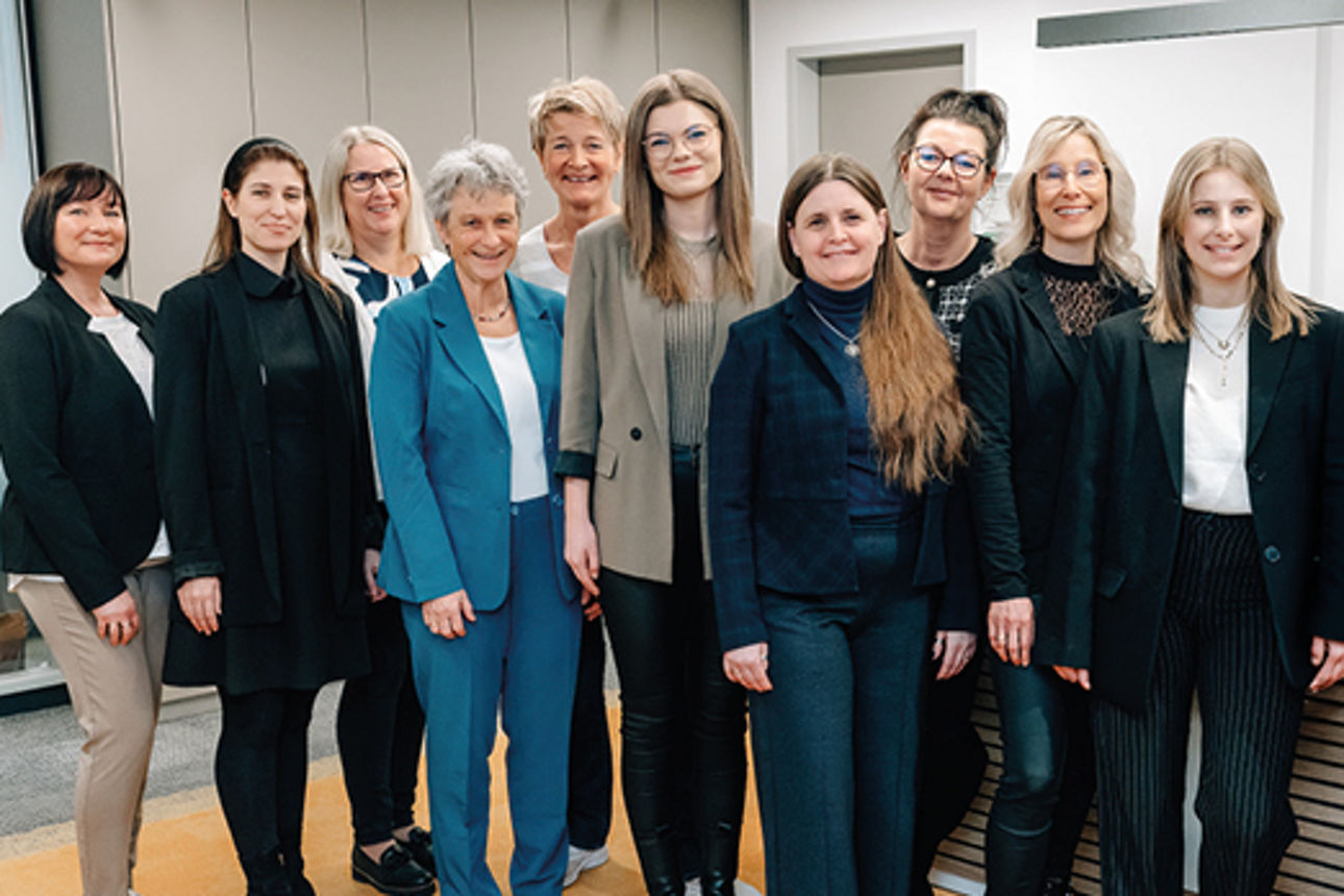 Zehn Frauen stehen nebeneinander und blicken nach vorne - das Team unseres KDCs.