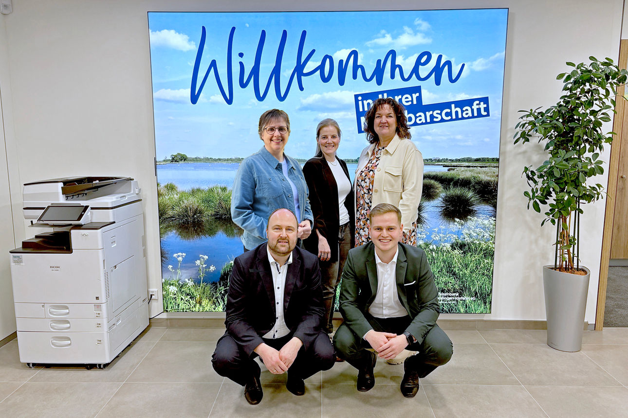 Fünf Mitarbeiterinnen und Mitarbeiter der Raiffeisenbank in der Filiale