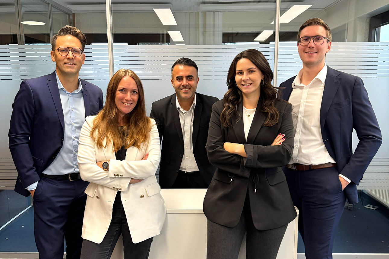 Eine Gruppe von fünf Kollegen. v.l.: Benjamin Berger, Heidi Schäfer, Sinan Agirman, Laura Kottenkamp und Philipp Redmann