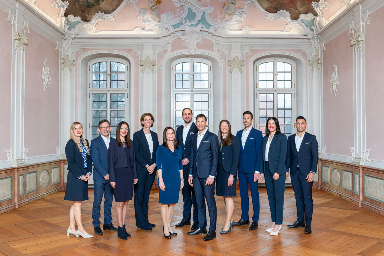 Teambild der Beraterinnen und Berater sowie den Assistenzen des Private Bankings im historischen Saal des Ponikauhaus in Kempten