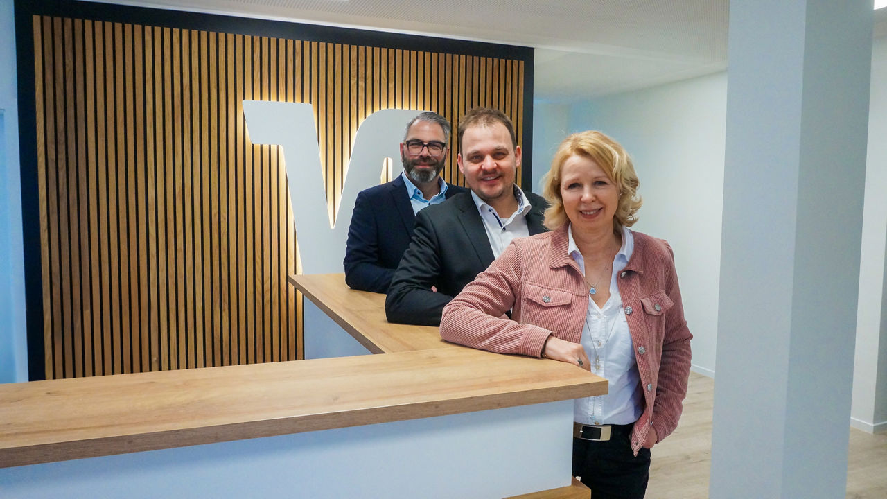 Das Team der Volksbank Immobilien steht an der Empfangstheke