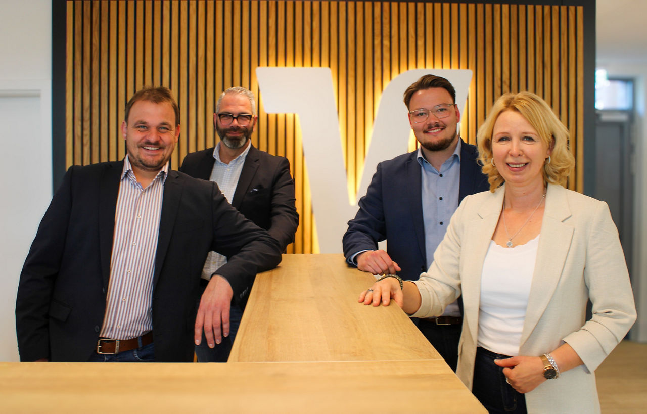 Das Team der Volksbank Immobilien steht an der Empfangstheke