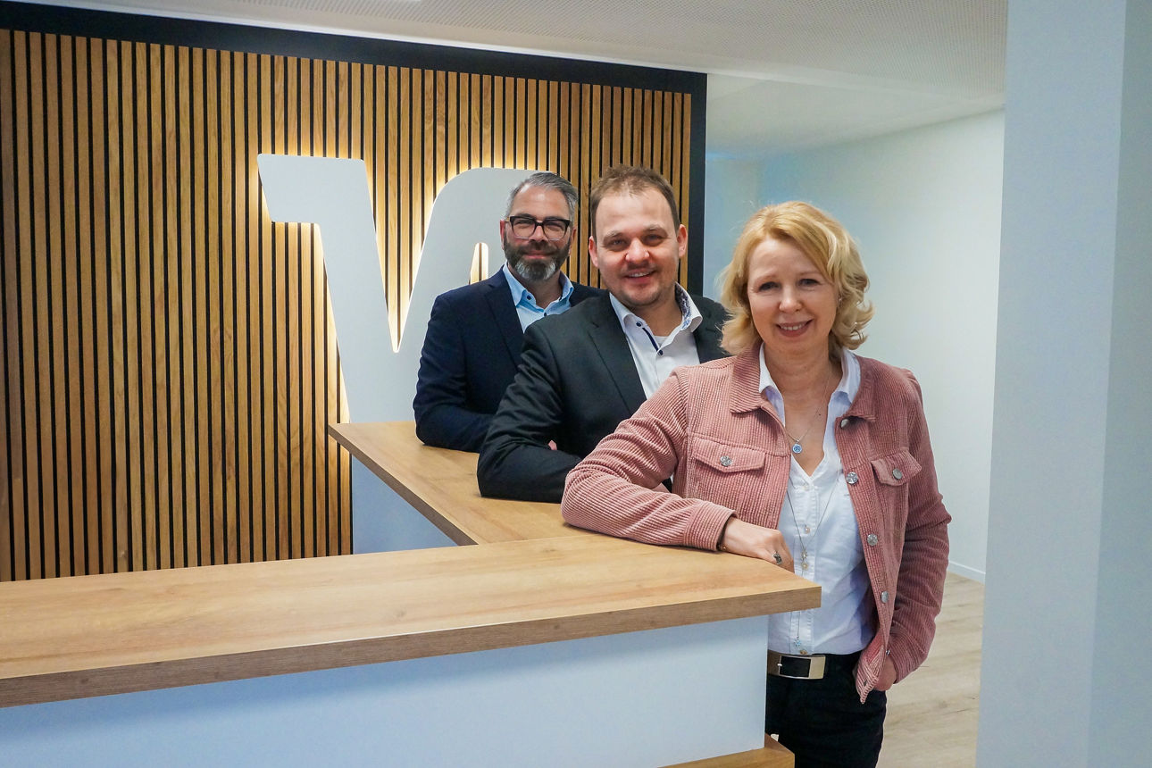 Das Team der Volksbank Immobilien steht an der Empfangstheke