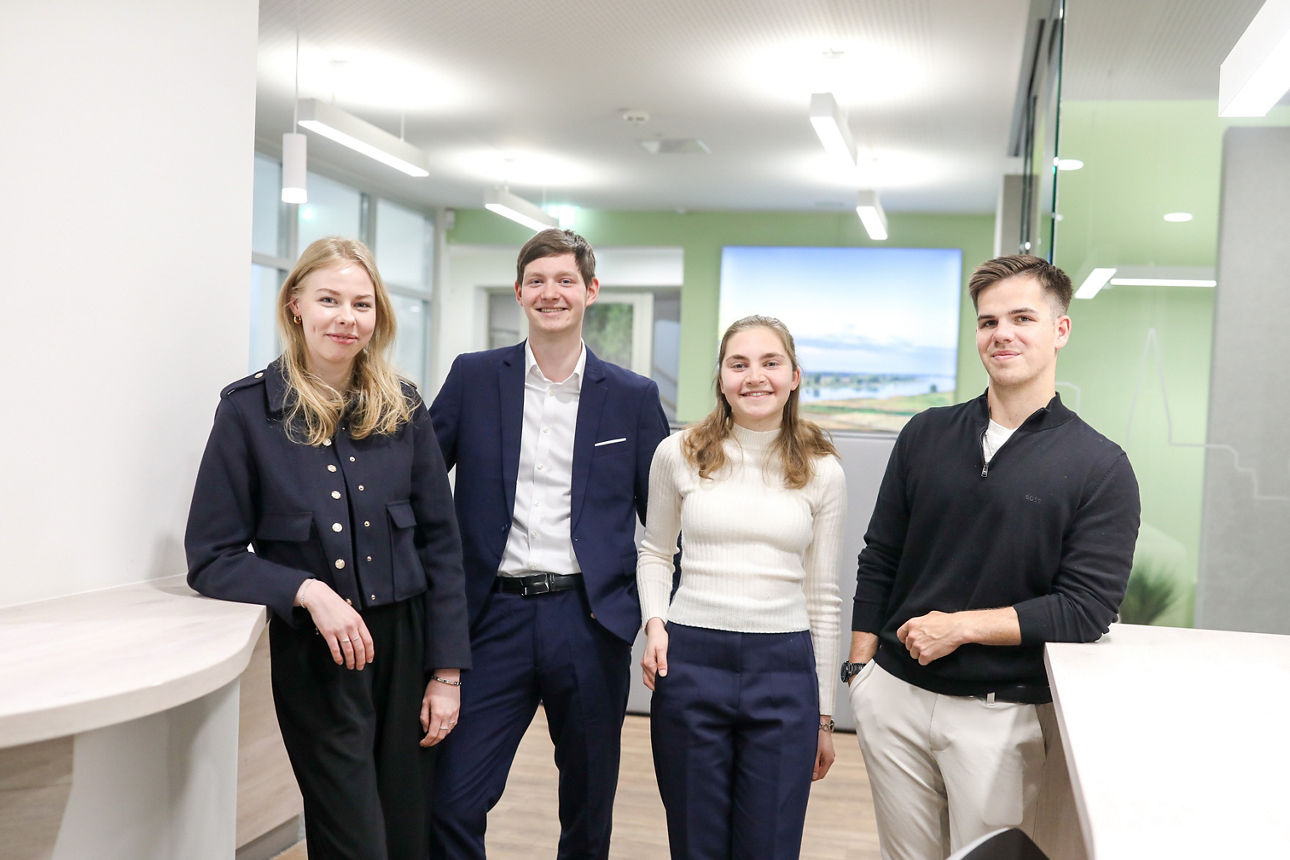 Teamfoto mit vier Auszubildenden