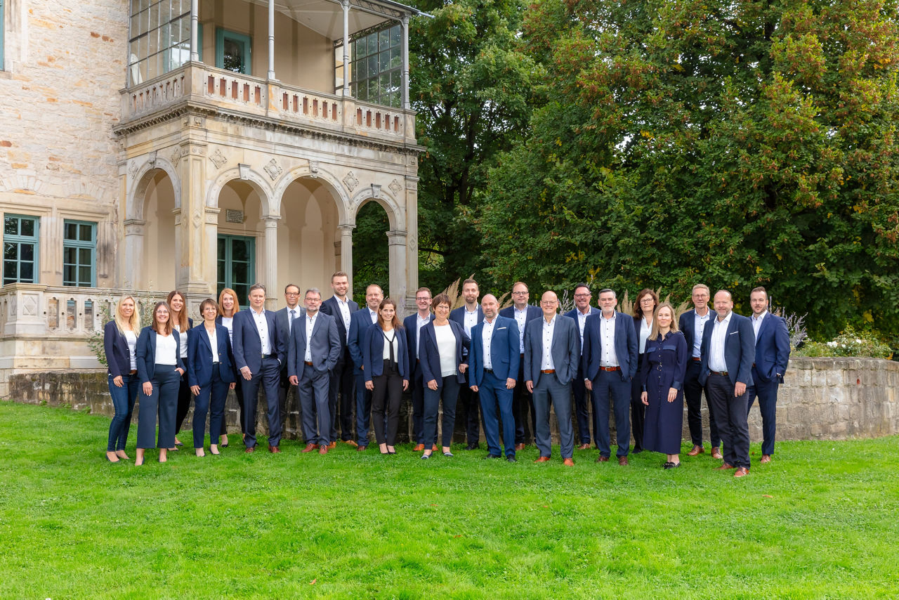 Alle Mitglieder des Teams Private Banking stehen lächelnd nebeneinander.