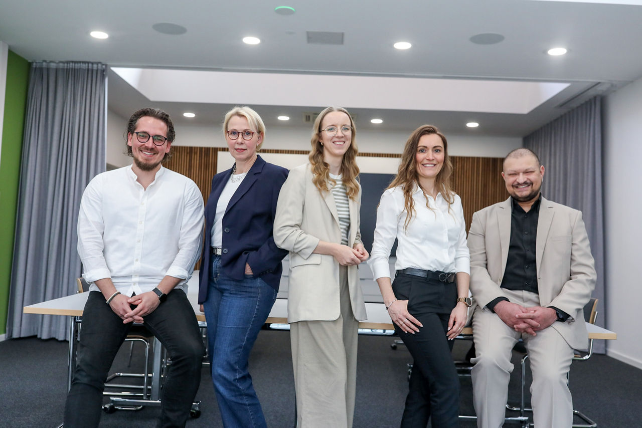 Teamfoto mit fünf Personen
