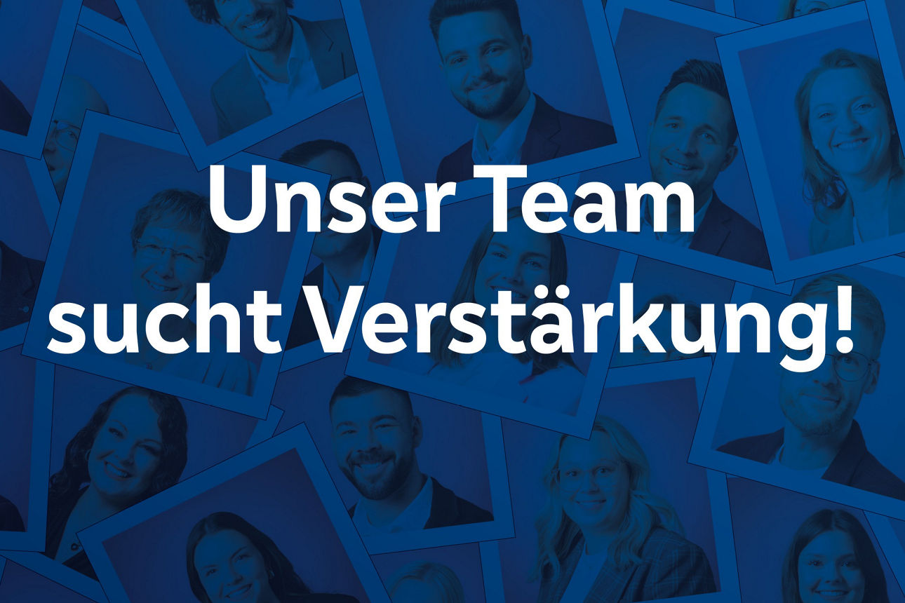 Mitarbeiter sitzen zusammen an einem Tisch und tauschen sich aus