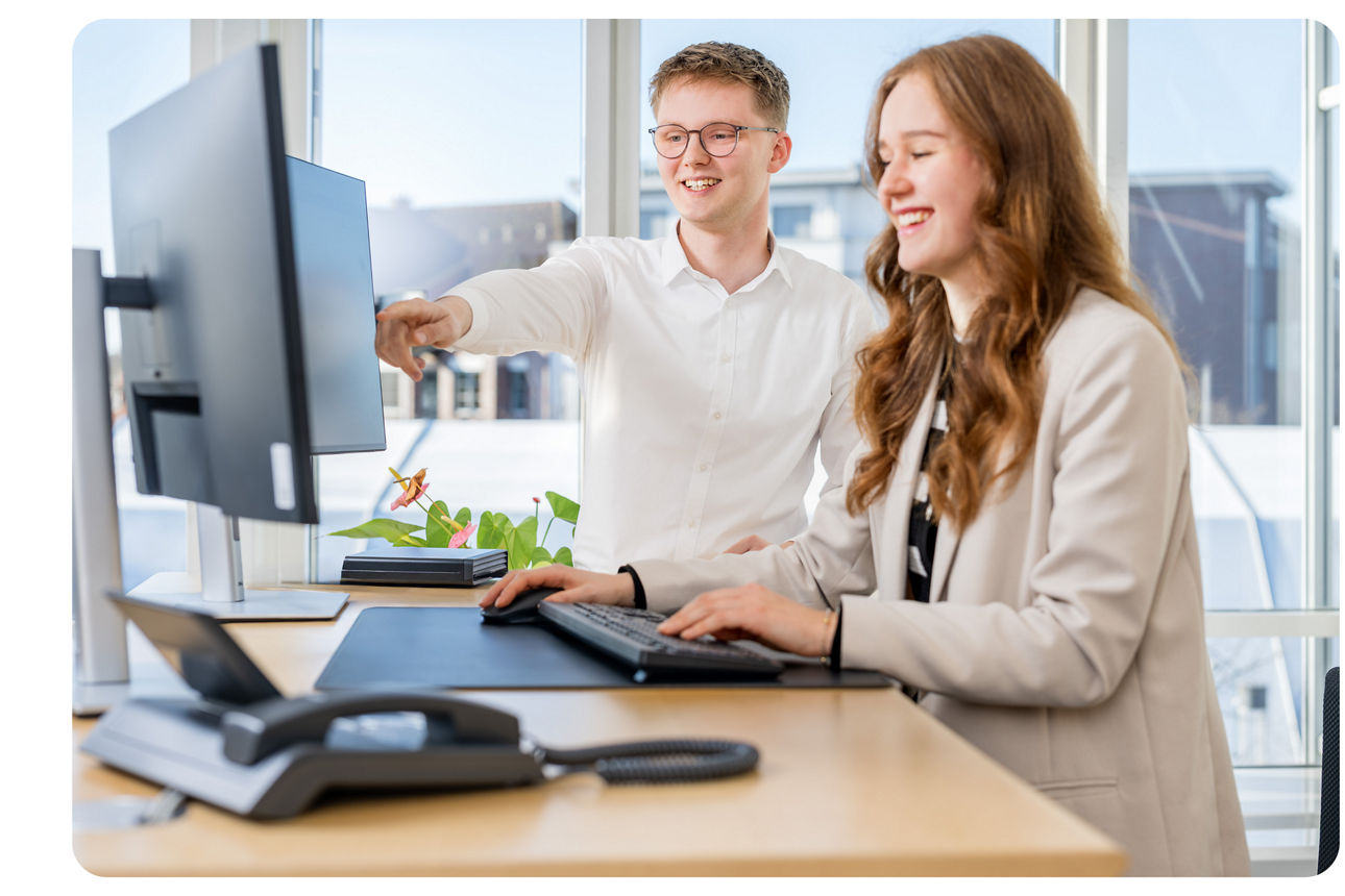 Zwei Kollegen am Computer