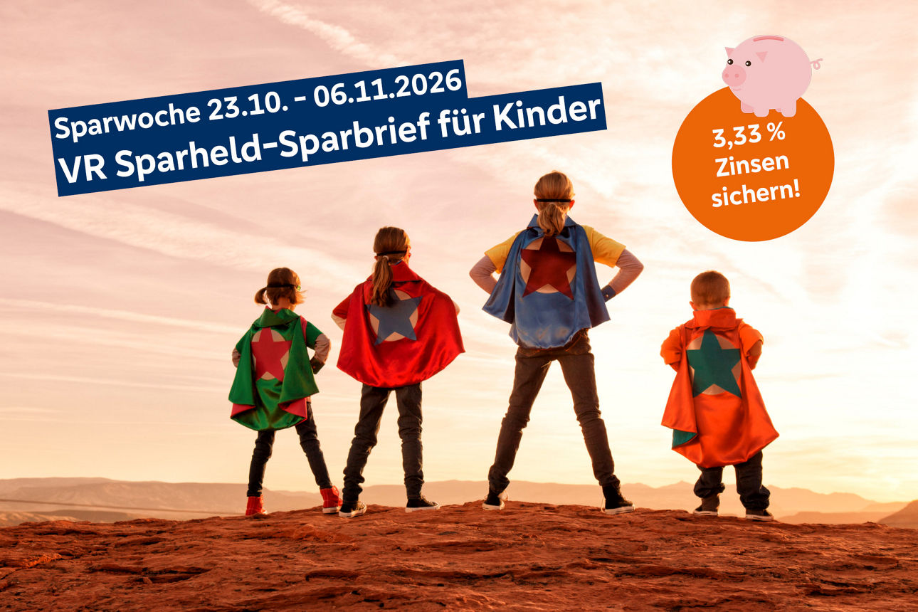 Vier Kinder stehen mit einem Heldenumhang auf einem Berg. 