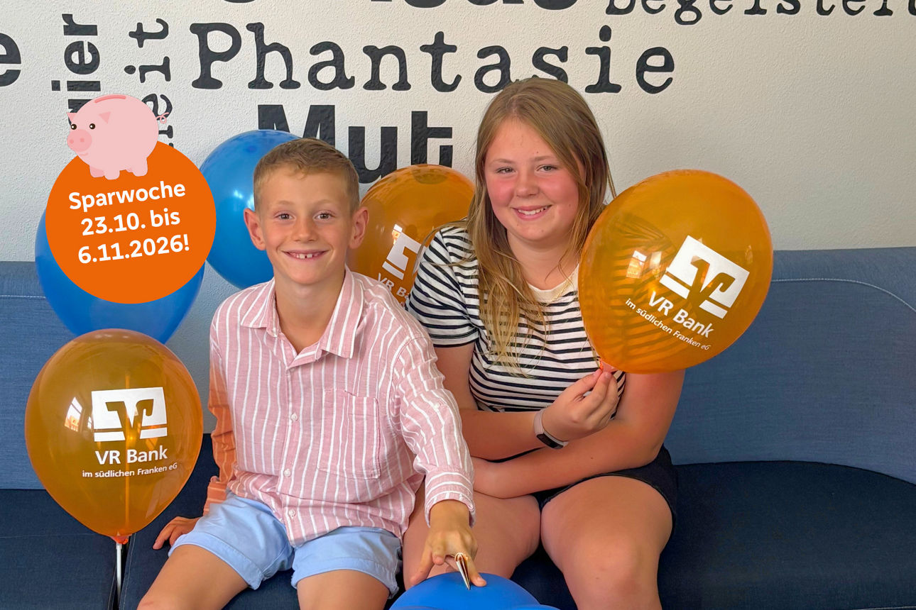 Henri und Juli Dukarm (Kinder einer Mitarbeiterin) durfte die diesjährigen Sparwochengeschenke "unter die Lupe nehmen".