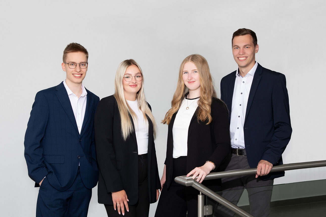 Auszubildende beim Videodreh für das Azubinetzwerk next vor einer Leinwand