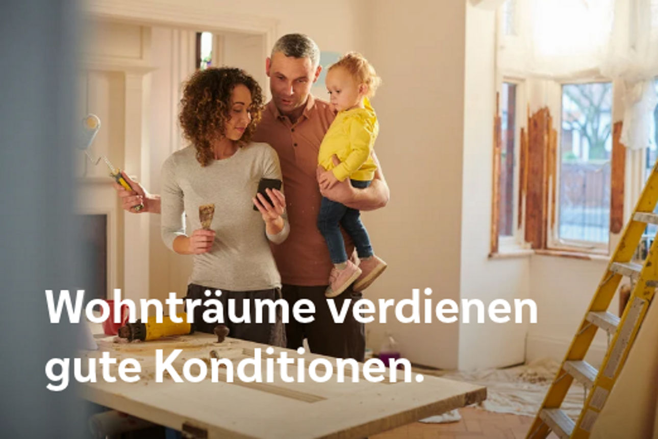 Eine Familie mit Kleinkind auf dem Arm beim Renovieren und schauen auf ein Smartphone.