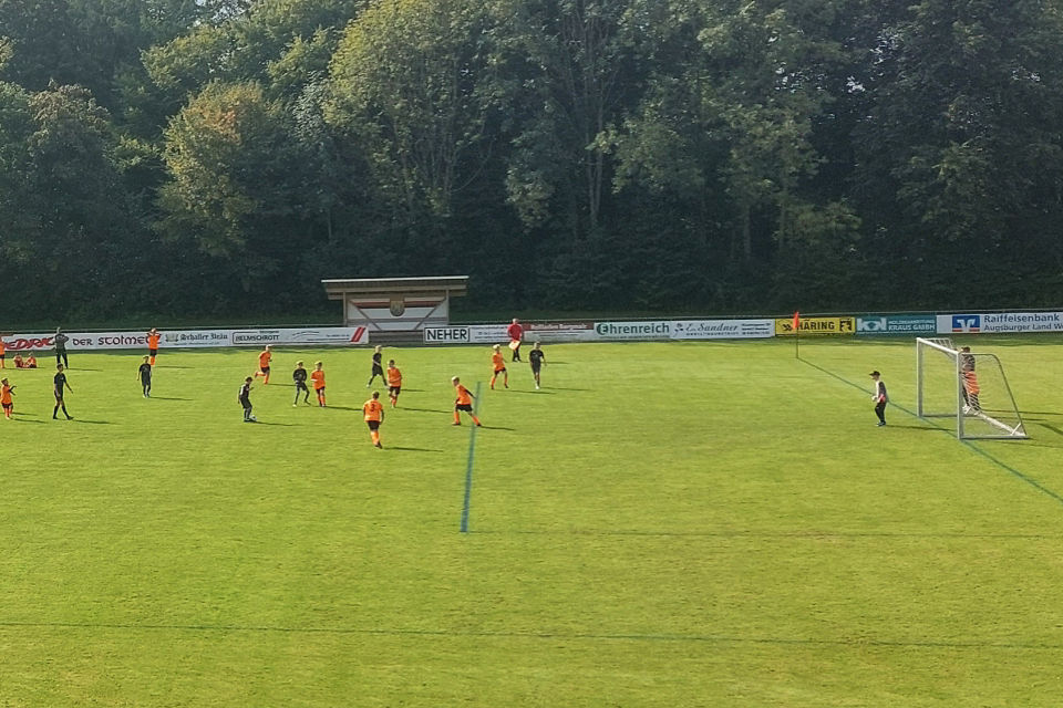 Das Bild zeigt zwei Mannschaften beim Fußballspiel.