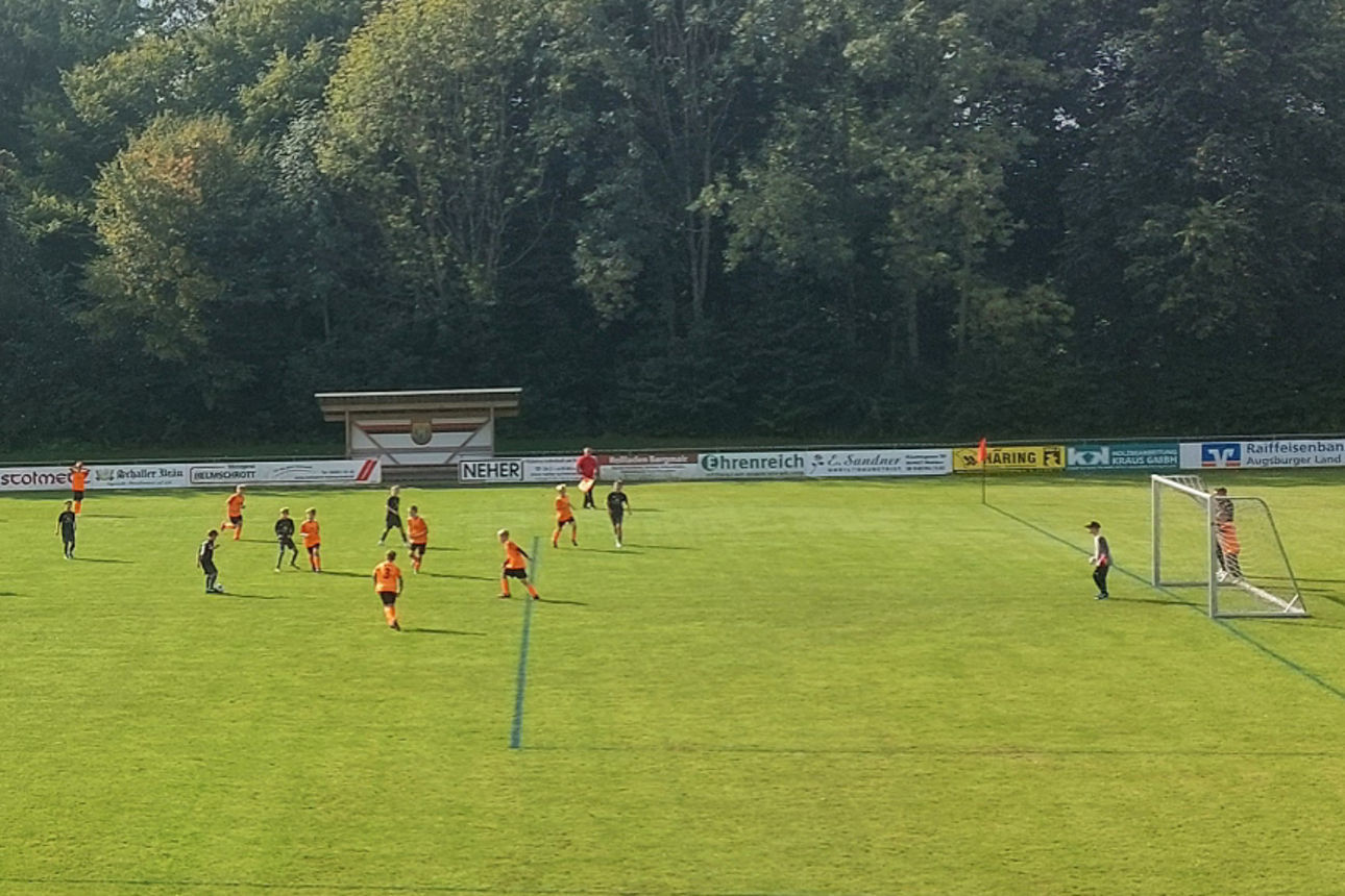 Das Bild zeigt zwei Mannschaften beim Fußballspiel.