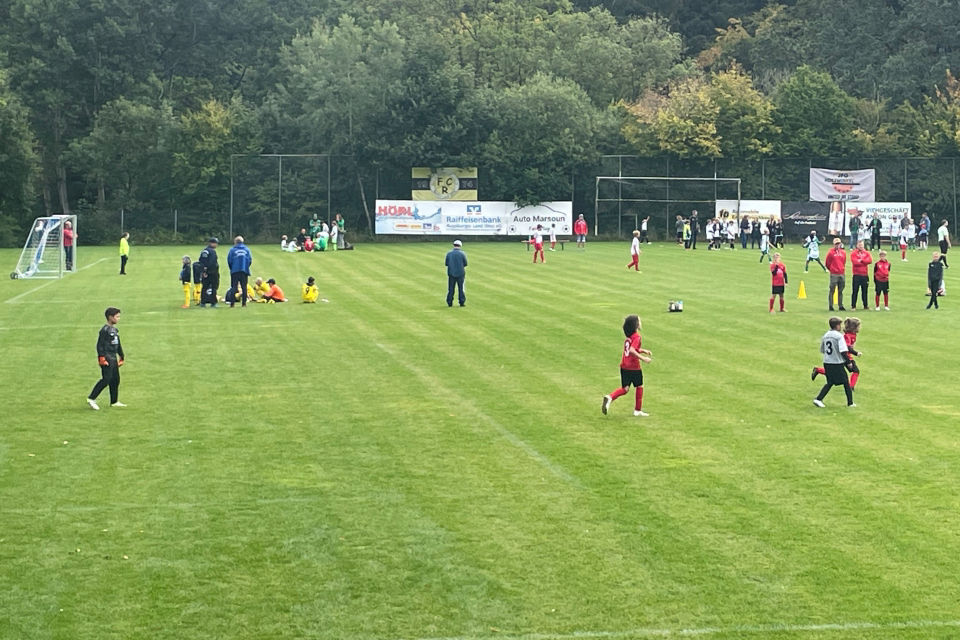 Das Bild zeigt zwei Mannschaften beim Fußballspiel.