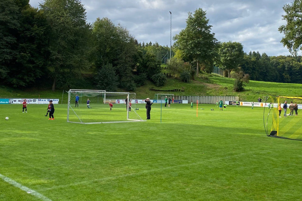 Das Bild zeigt zwei Mannschaften beim Fußballspiel.
