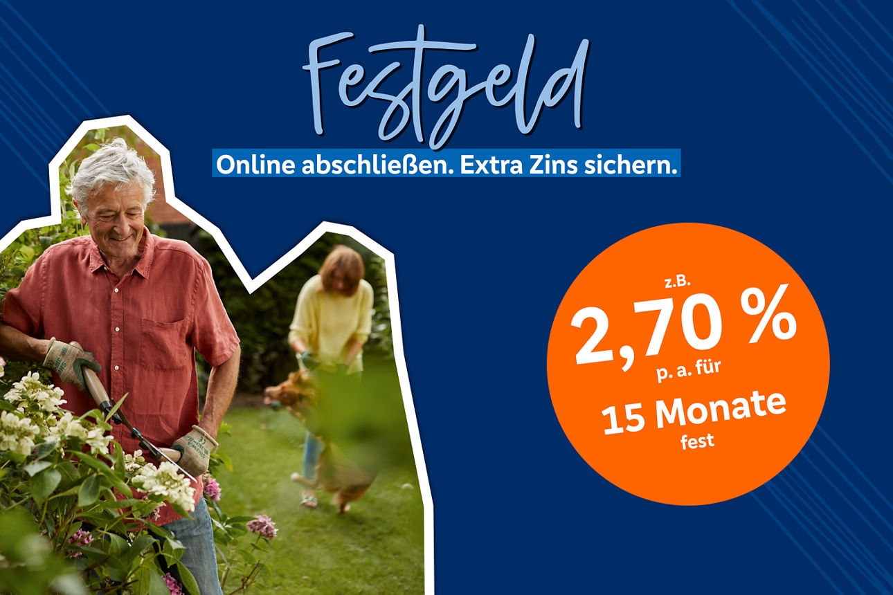 Festgeld: 2,60 % p.a./15 Monate, online. Mann gärtnert, Frau mit Hund im Hintergrund.