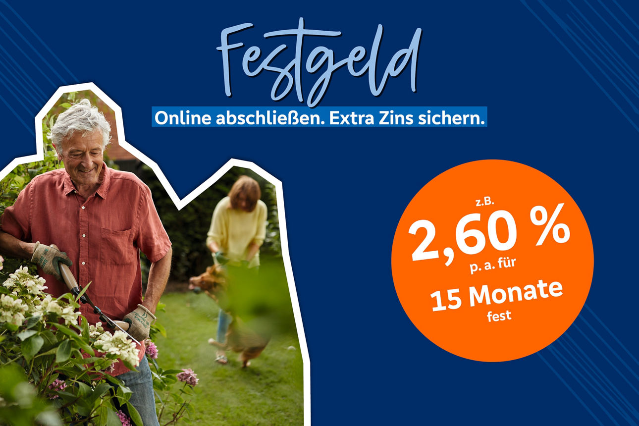 Festgeld: 2,60 % p.a./15 Monate, online. Mann gärtnert, Frau mit Hund im Hintergrund.