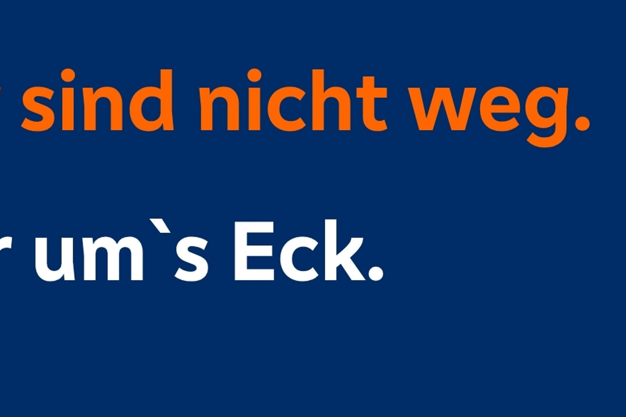 Weißer Text "Wir sind nicht weg. Nur woanders." auf blauem Hintergrund