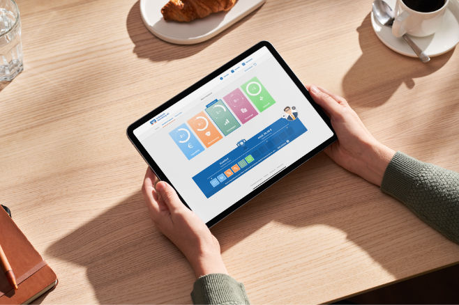 Hände halten ein Tablet in der Hand auf dem der Hausbank-Status zu sehen ist.