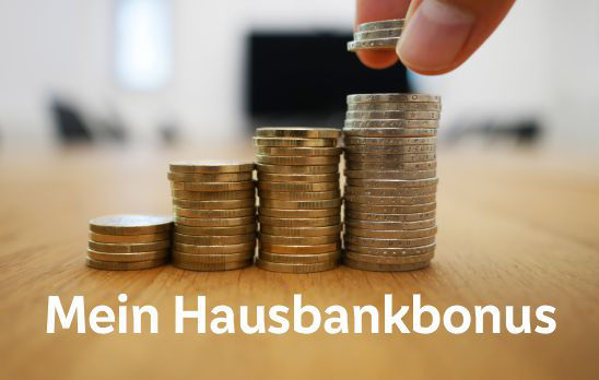 Hand stapelt Münzen