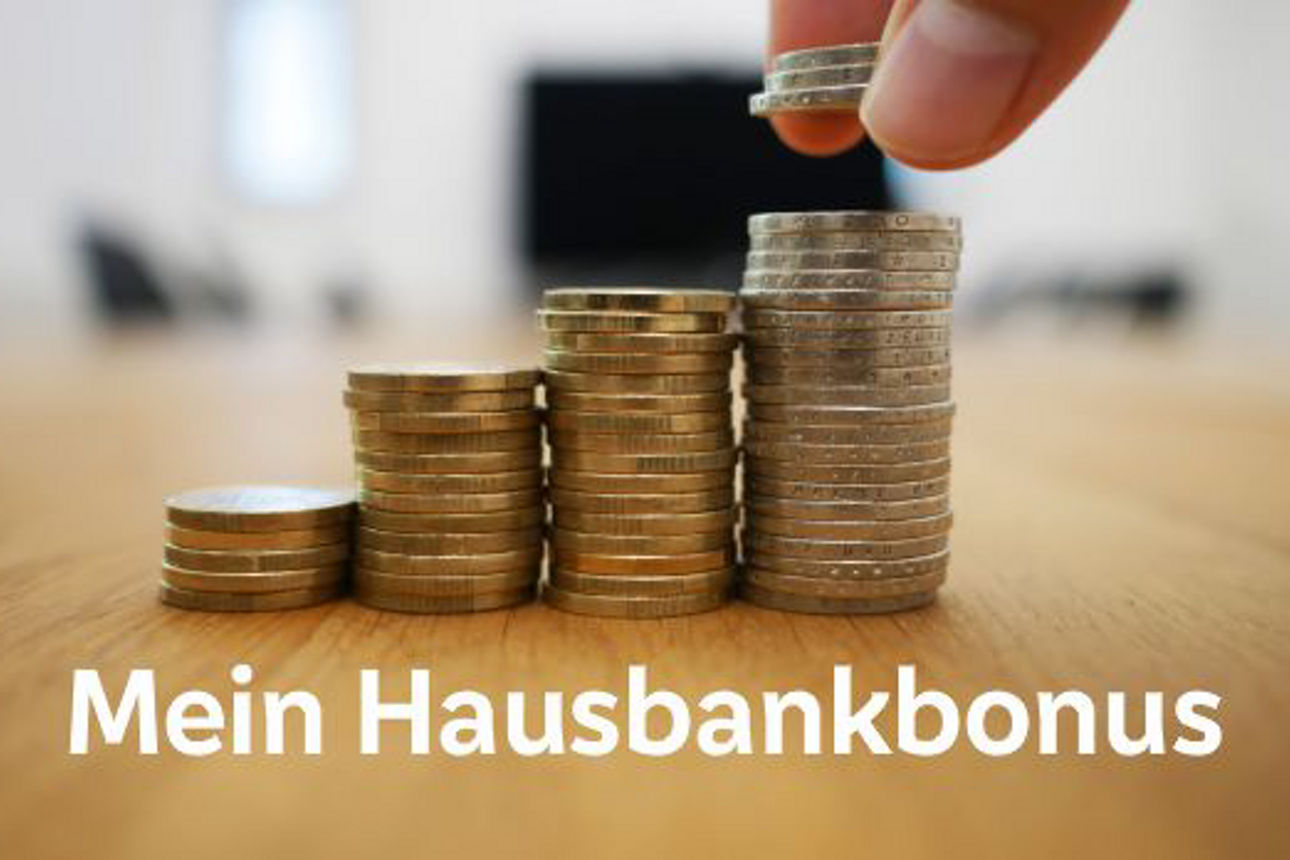 Hand stapelt Münzen