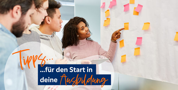 Vier Personen - eine Person im Fokus zeigt auf eine Leinwand mit Notitzzetteln 