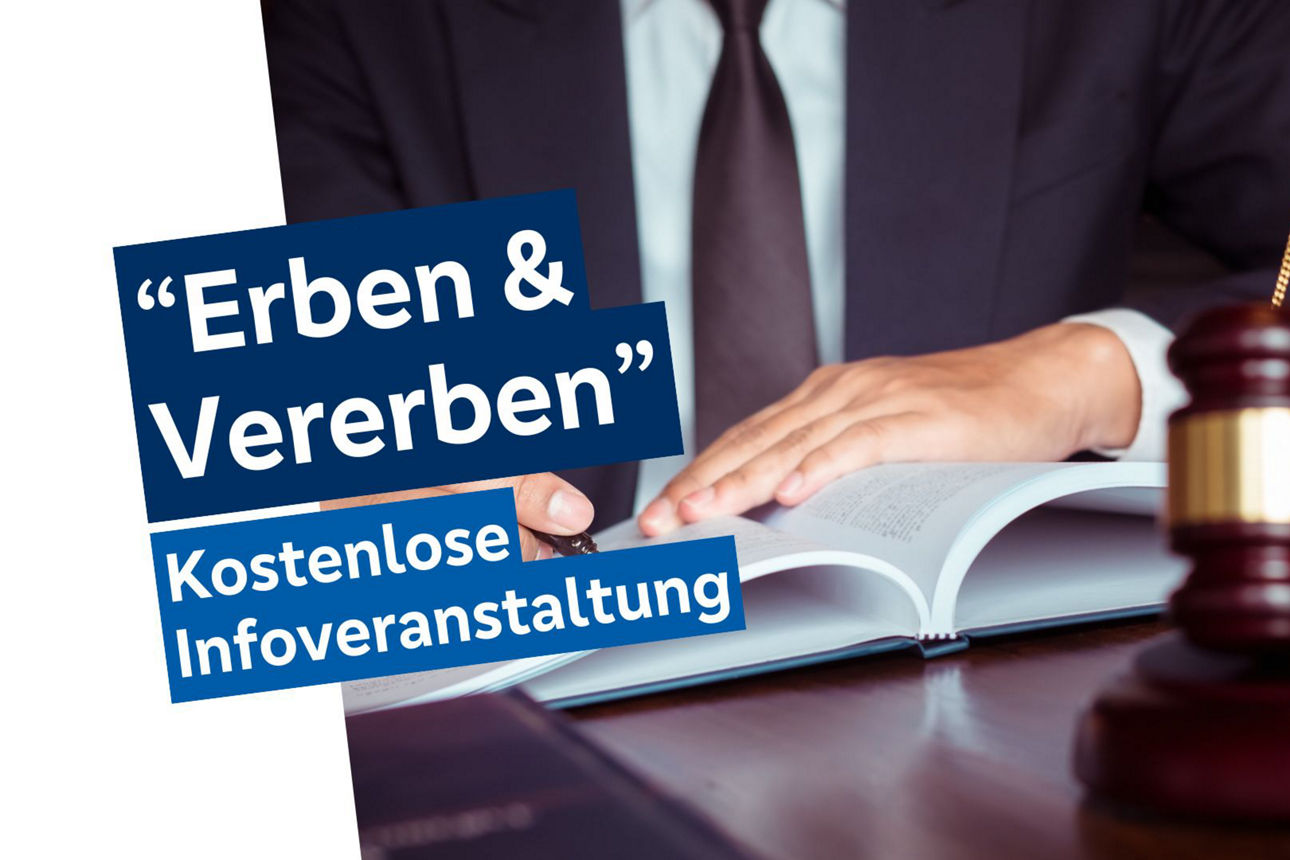 Ein Schreibtisch mit einem aufgeschlagenen Buch, darauf eine Hand. Daneben ein Richterhammer und eine goldene Waage als Symbole für Recht und Gerechtigkeit. Links ein blauer Textblock mit der Aufschrift: ‚Erben & Vererben – Kostenlose Infoveranstaltung‘.