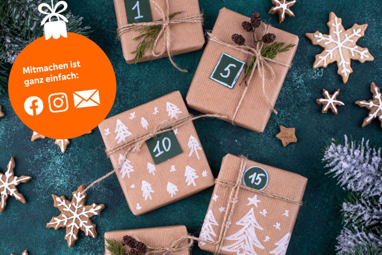 Geschenke auf einem Tisch der weihnachtlich dekoriert ist.