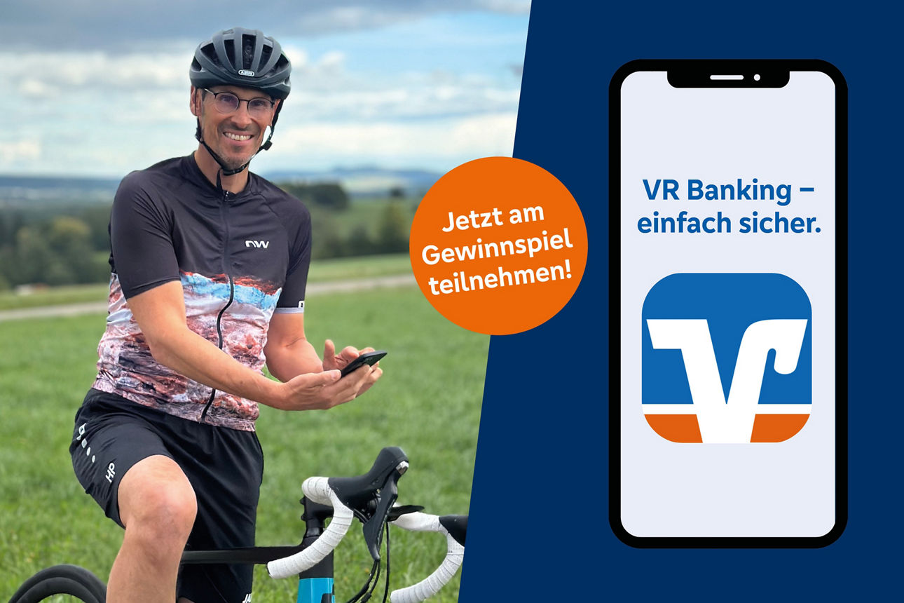 Mann sitzt auf seinem Rennrad und hält sein Smartphone in der Hand.