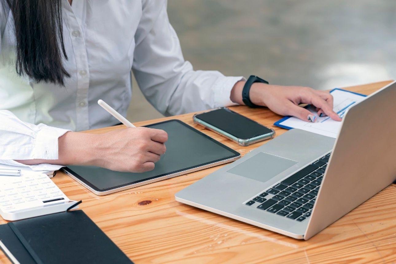 Frau bearbeitet dokumente vor laptop