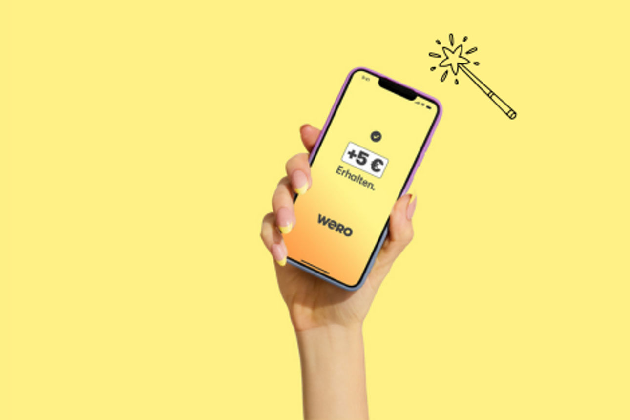 Eine Hand präsentiert ein Handy