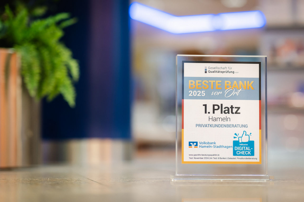 Ein Award steht auf dem Fußboden eines Raums.