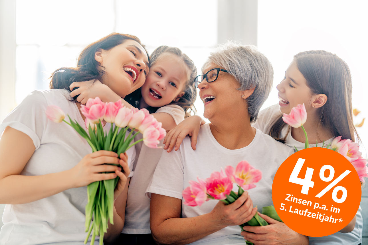 Ein Igel sitzt im Schnee neben einem Schneemann