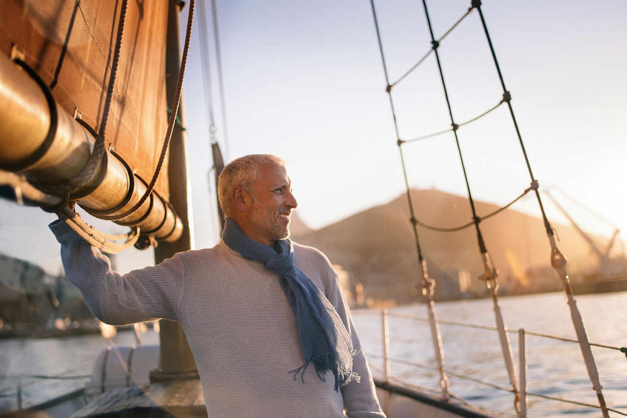 Älterer Herr auf einem Segelboot