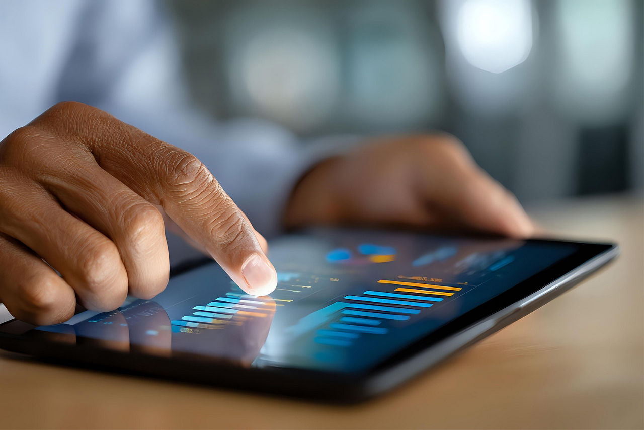Hände auf einem Tablet