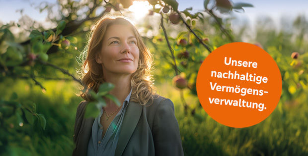 Frau steht auf einer Wiese