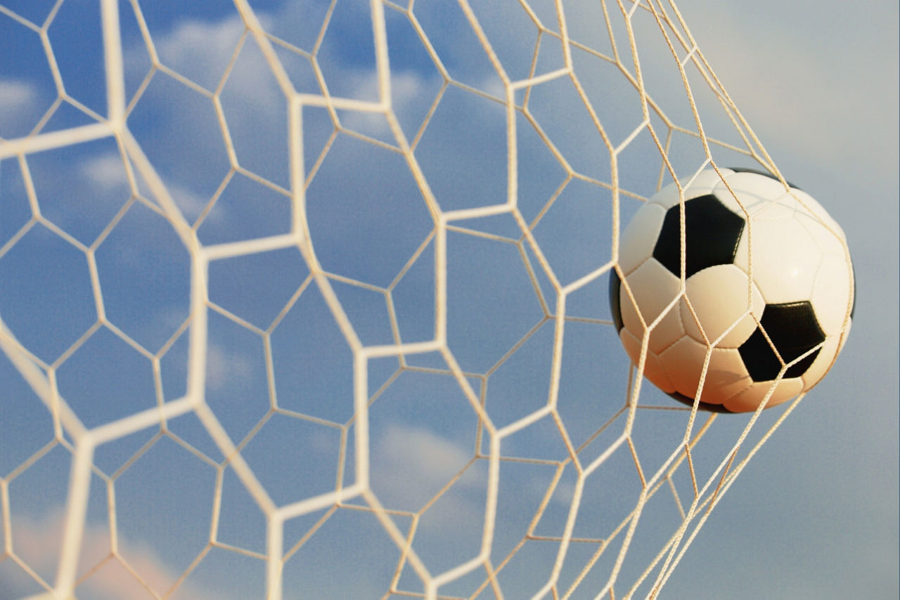 Fussball im Fussballtor-Netz