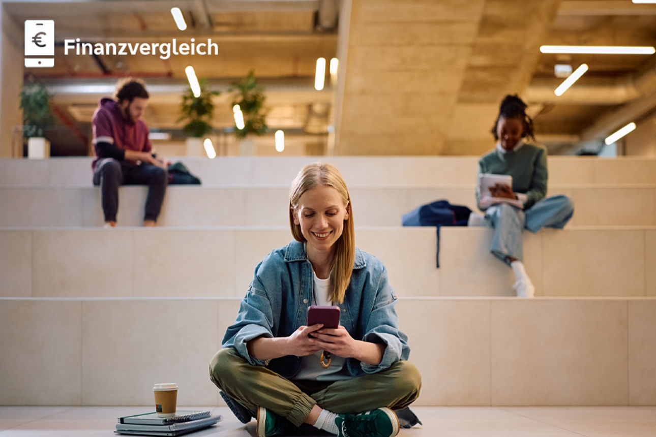 Eine Frau sitzt im Sneidersitz auf einem Treppenabsatz und ist am Handy - oben links ist das Finanzvergleich-Logo
