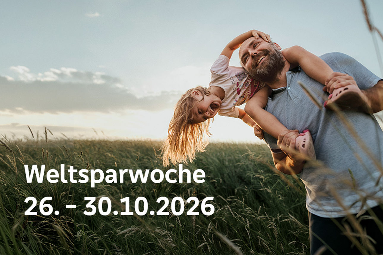 Ein Vater trägt seine Tochter auf den Schultern und läuft über ein Feld. Weltsparwoche 26.-30.10.2026