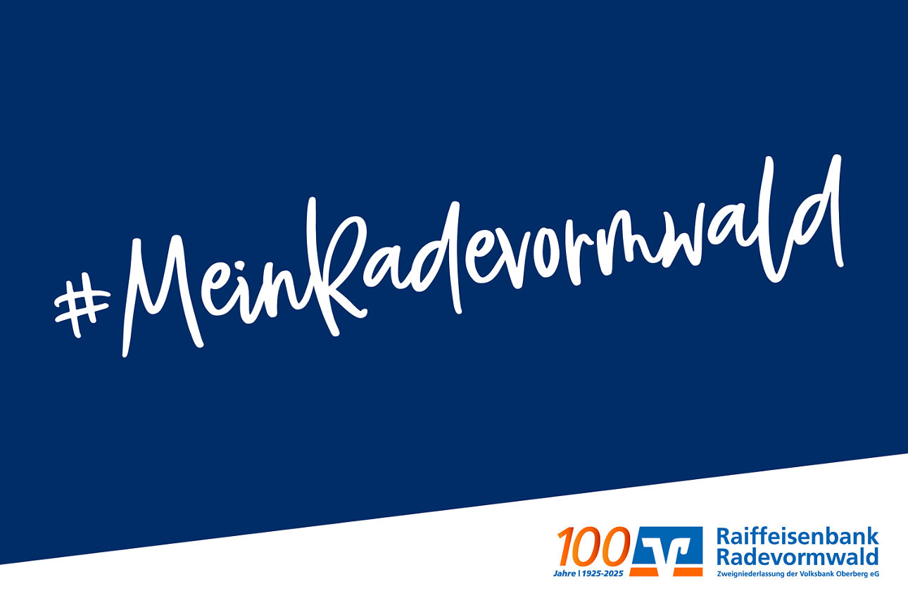 Grafik mit blauem Hintergrund. Groß in weißer Handschrift steht ‚#MeinRadevormwald