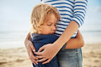 Kind umarmt seine Mama