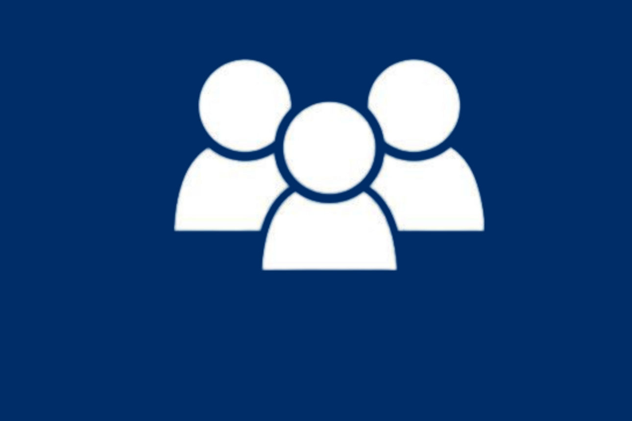 Symbolgrafik mit drei Personen als Darstellung von Gemeinschaft oder Mitgliedergruppe.