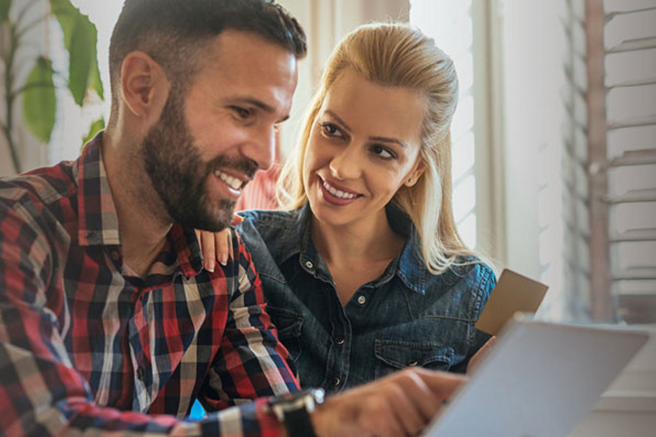 Voraussetzung für Nutzung - Zwei Menschen gucken auf ein Tablet
