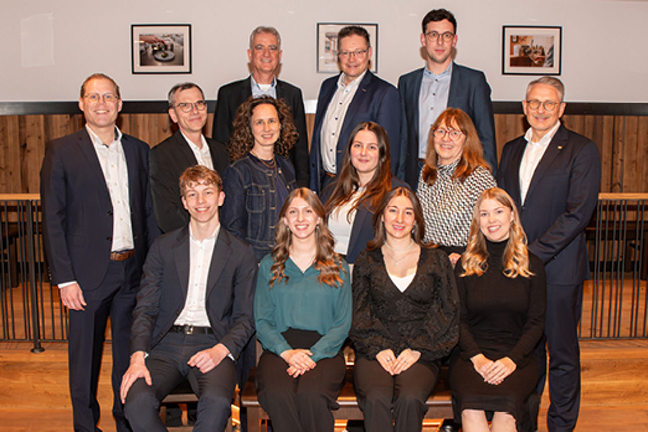 Gruppenbild unserer ausgelernten Auszubildenden und den Mitarbeitern unserer Bank, 13 Personen in drei Reihen.