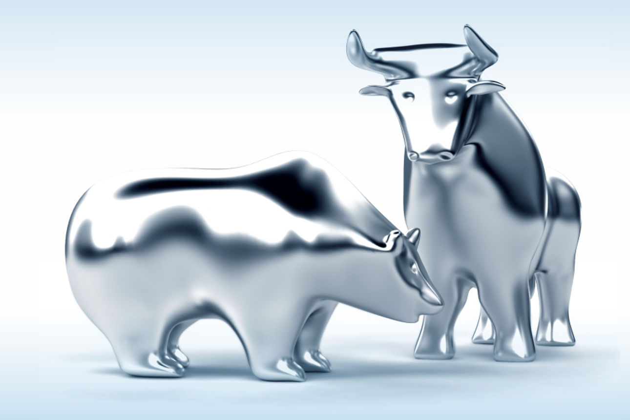 Ein Bär und ein Stier als silber glänzende Figuren