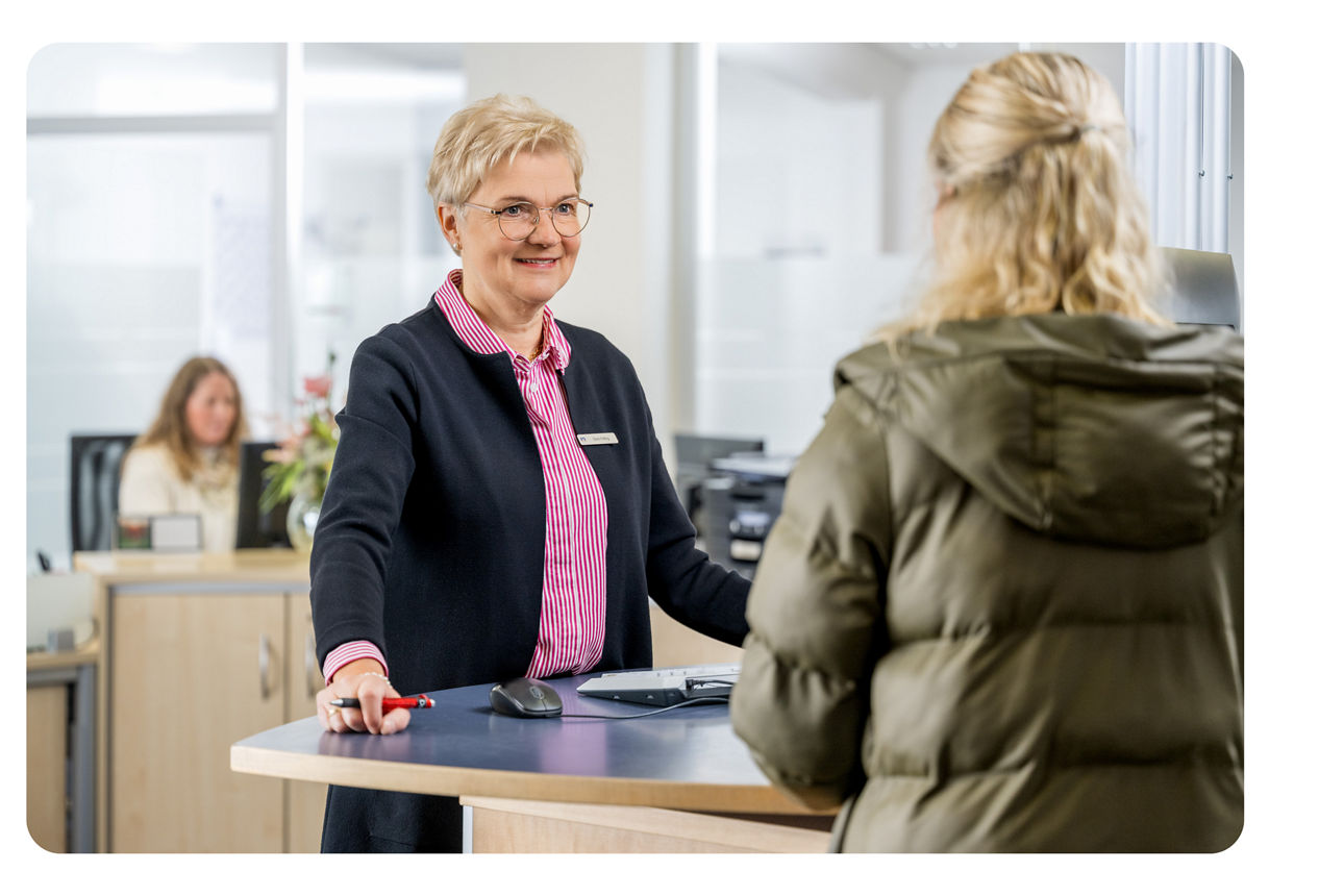 Ein Bankmitarbeiterin berät eine Kundin