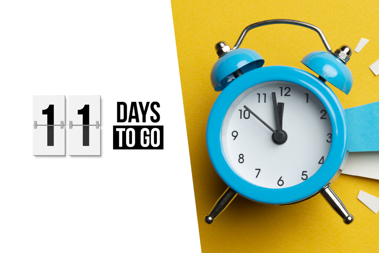 Ein türkisfarbener Wecker auf gelben Hintergrund mit einem Zahlencountdown links auf weißem Hintergrund